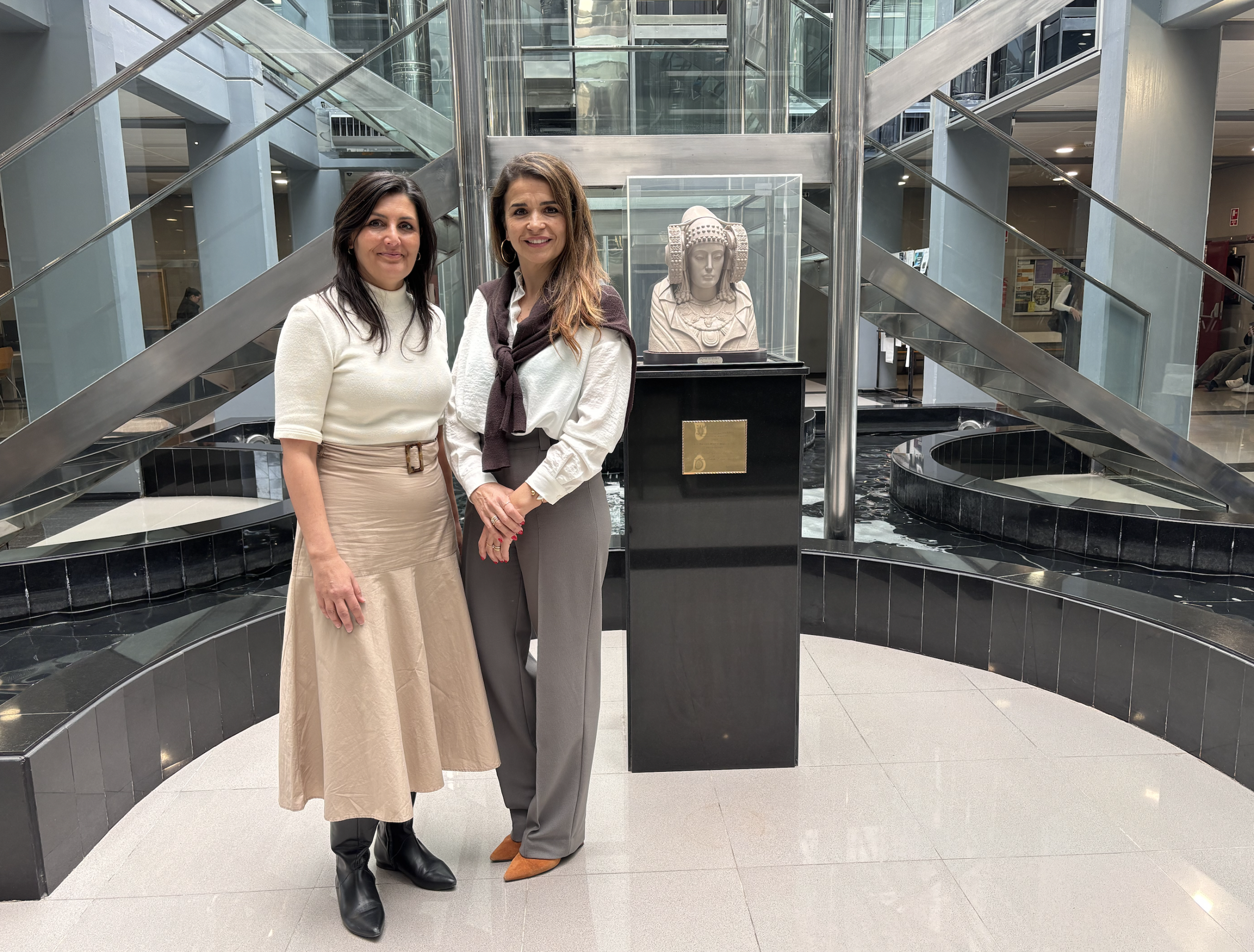 Inma Lara y Cristina Mora durante una reunión sobre transferencia de conocimiento y economía circular en la UMH