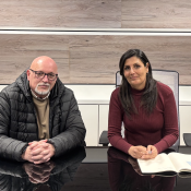 Carlos Berenguer, representante educativo de Salesianos, e Inma Lara, del Clúster de Economía Circular, durante una reunión para explorar vías de colaboración entre educación, ODS y economía circular.