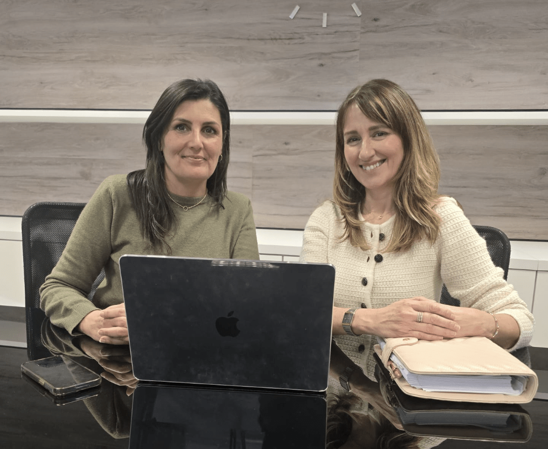 epresentantes del Clúster de Economía Circular y Alicante Press durante la firma del convenio de colaboración para impulsar la comunicación responsable en sostenibilidad.